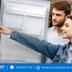 Młoda kobieta w dżinsowej kurtce wskazuje na wnętrze otwartej lodówki, obok stoi mężczyzna, w tle logo firmy serwisowej Serwis Planet.