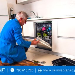 AGD Planet - Serwisant w niebieskim uniformie kuca przed otwartą zmywarką, obok skrzynka narzędziowa i klucz nastawny na podłodze.