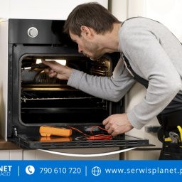 AGD Planet - Mężczyzna w kombinezonie serwisowym diagnozuje piekarnik elektryczny w kuchni, używając miernika; skrzynka z narzędziami obok.