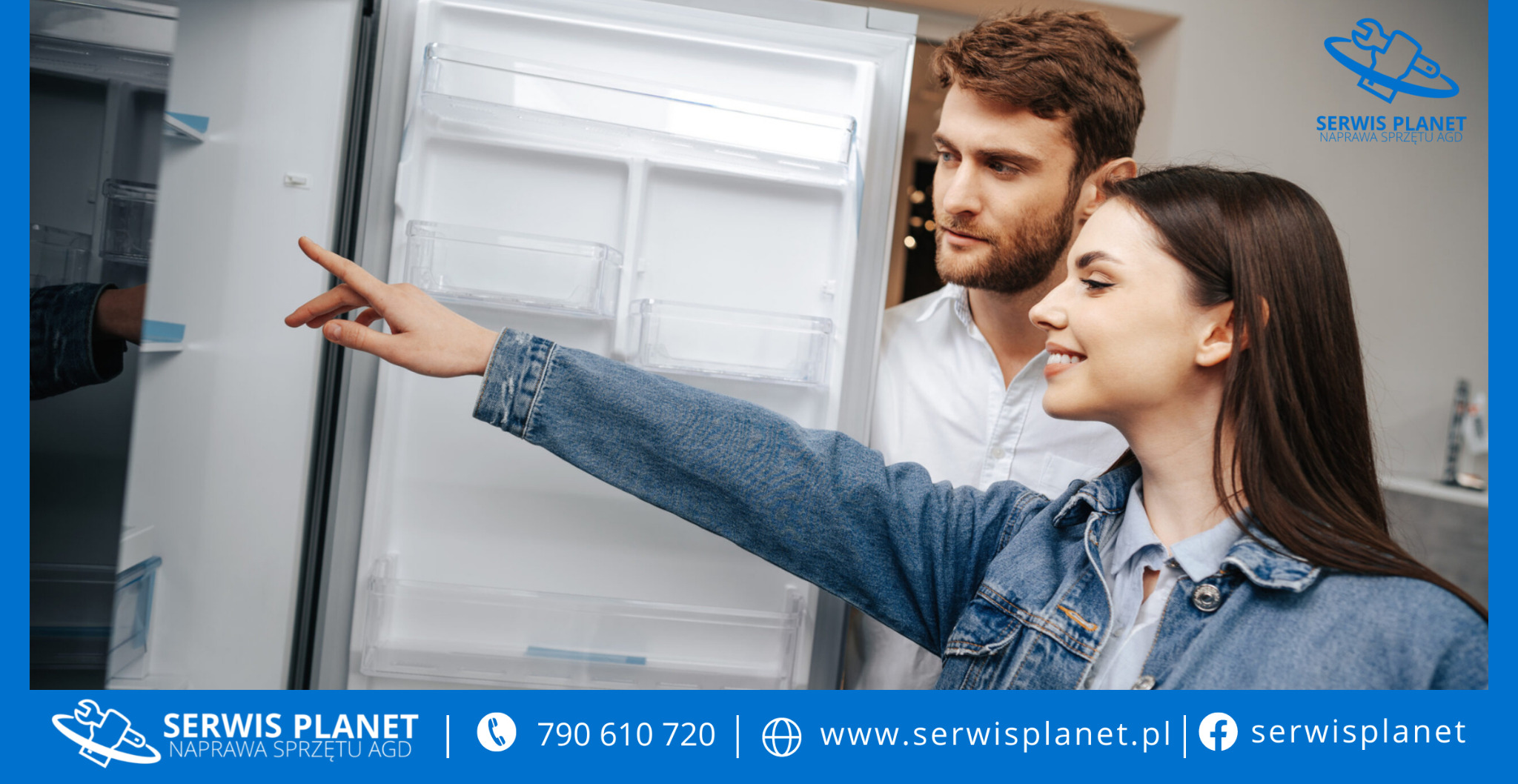 Młoda kobieta w dżinsowej kurtce wskazuje na wnętrze otwartej lodówki, obok stoi mężczyzna, w tle logo firmy serwisowej Serwis Planet.