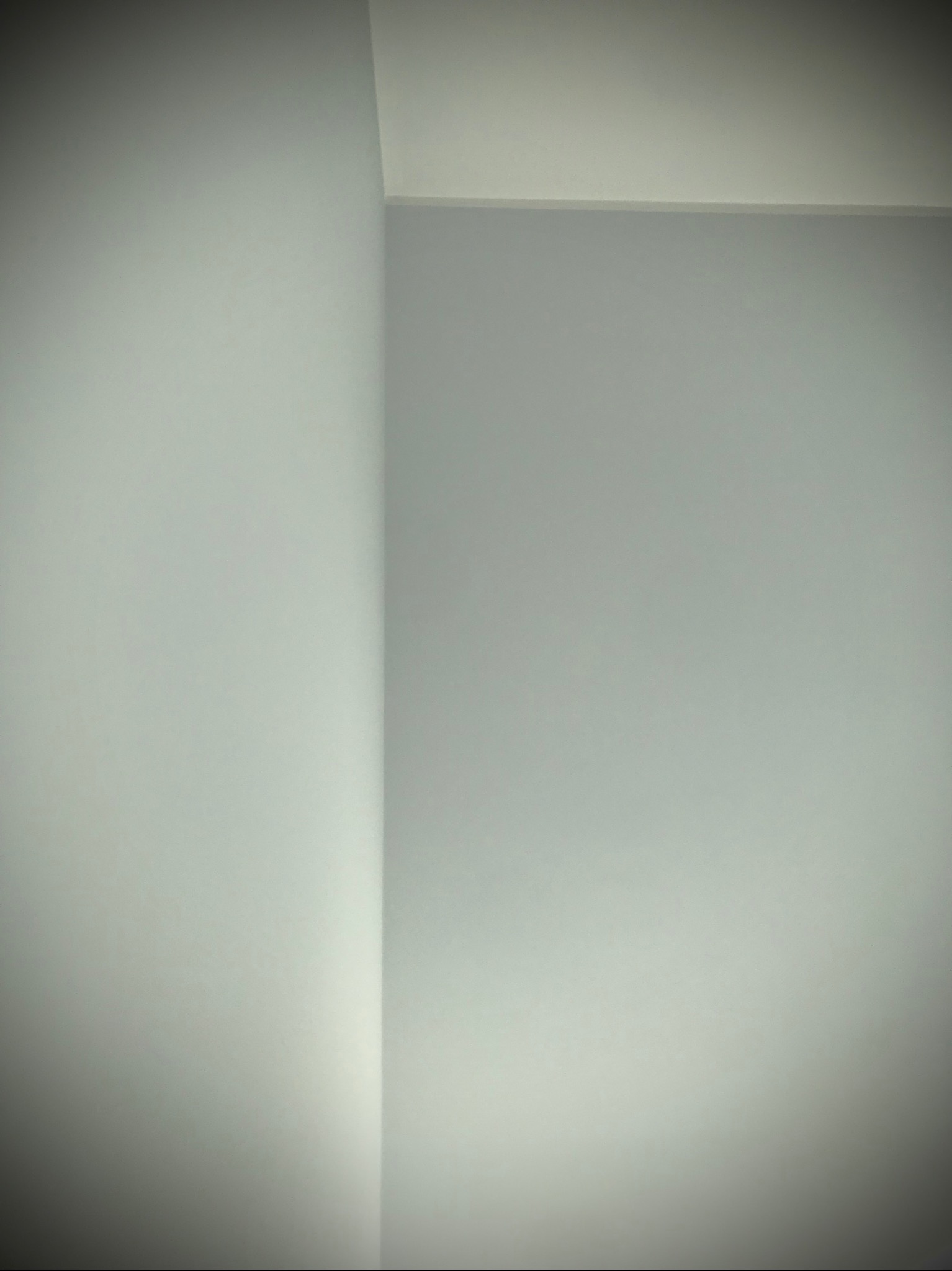 Kolor szarości ścian jest zawsze praktycznym i eleganckim pomysłem na wykończenie