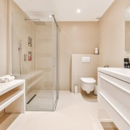 Ta łazienka to połączenie elegancji i funkcjonalności w perfekcyjnym tańcu detali. Jasne, naturalne oświetlenie ujawnia każdy element tego majestatycznego projektu. 