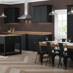 To zdjęcie przedstawia kuchnię, która emanuje funkcjonalnością i stylem. Jasne, eleganckie wykończenia łączą się z nowoczesnymi elementami, tworząc harmonijną całość. Przemyślany układ mebli i sprzętów gwarantuje optymalne wykorzystanie przestrzeni. 