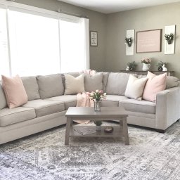 o zdjęcie ukazuje salon, który emanuje elegancją i komfortem. Stonowane kolory i starannie dobrane meble tworzą harmonijną kompozycję. Każdy detal ma swoje miejsce, a przestrzeń jest zoptymalizowana pod kątem funkcjonalności i estetyki.