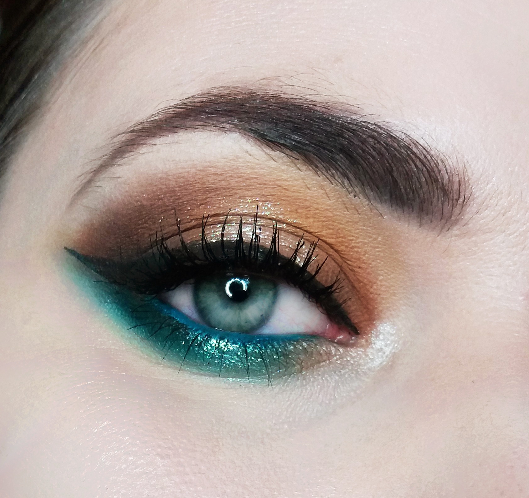 Makijaż rozświetlający z błękitnym akcentem