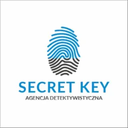 Logo agencji detektywistycznej Secret Key: stylizowany odcisk palca w kolorze niebiesko-czarnym nad nazwą firmy.