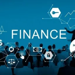 Grafika przedstawiająca słowo FINANCE na niebieskim tle, otoczone ikonami związanymi z finansami, takimi jak waga, kłódka, pieniądze, klucz, wykresy i sylwetki ludzi.
