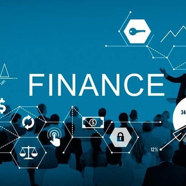 Grafika przedstawiająca słowo FINANCE na niebieskim tle, otoczone ikonami związanymi z finansami, takimi jak waga, kłódka, pieniądze, klucz, wykresy i sylwetki ludzi.