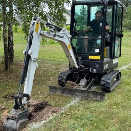 Przyłącza, wykonujemy przyłącza elektryczne ziemne lub napowietrzne zgodnie z warunkami przyłączeniowymi przedstawionymi przez inwestora.