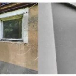 Porównanie stanu elewacji budynku przed i po: fragment starej, zniszczonej ściany z odsłoniętym ociepleniem styropianowym i nowa, gładka, szara elewacja z czarną podmurówką i obramowaniem okna.