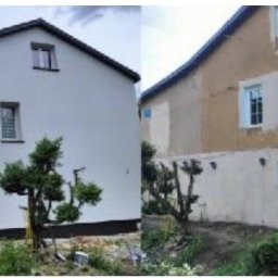 POL - DEK Sławomir Polesiak - Dom jednorodzinny przed i po odnowieniu elewacji: po lewej stronie budynek z białą, gładką elewacją, po prawej stronie elewacja w kolorze beżowym z widocznymi śladami napraw i niedokładnościami.