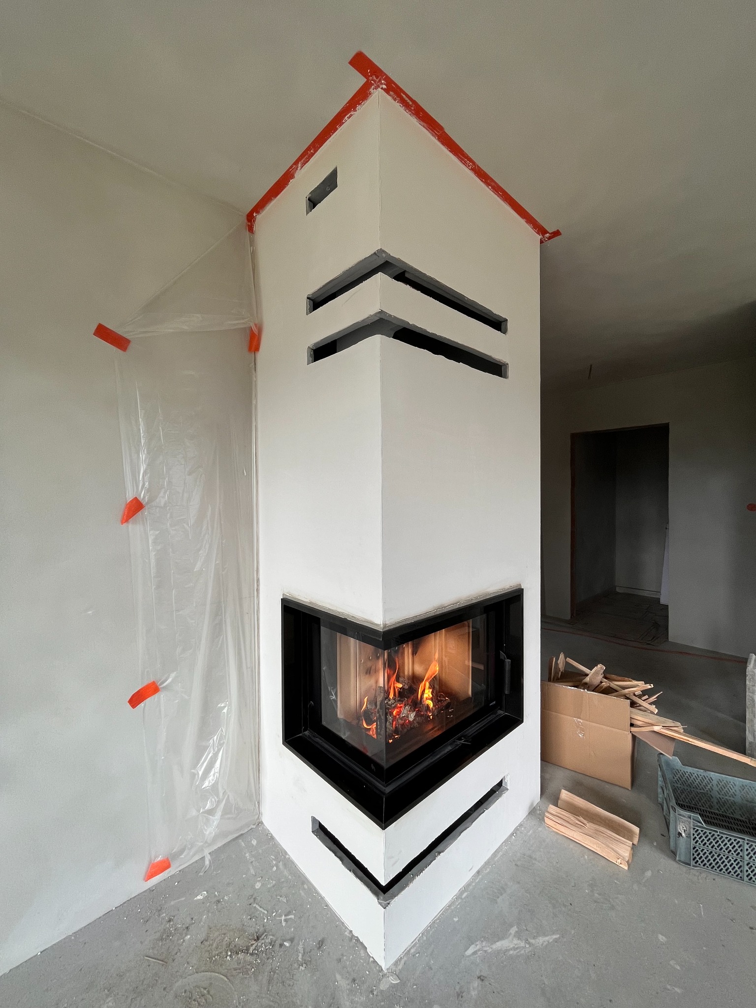 Kominek narożny otwierany do boku DefroHome INTRA SM BL podłączony i obudowany przez Nas w miejscowości Kłodne.