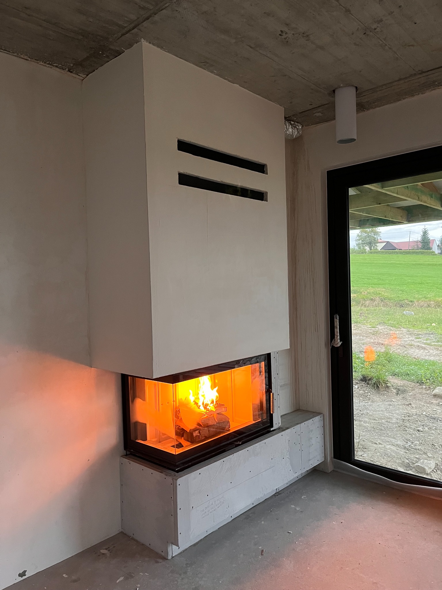 Kominek narożny otwierany do boku DefroHome INTRA ME BL podłączony i obudowany przez Nas w Ptaszkowej.