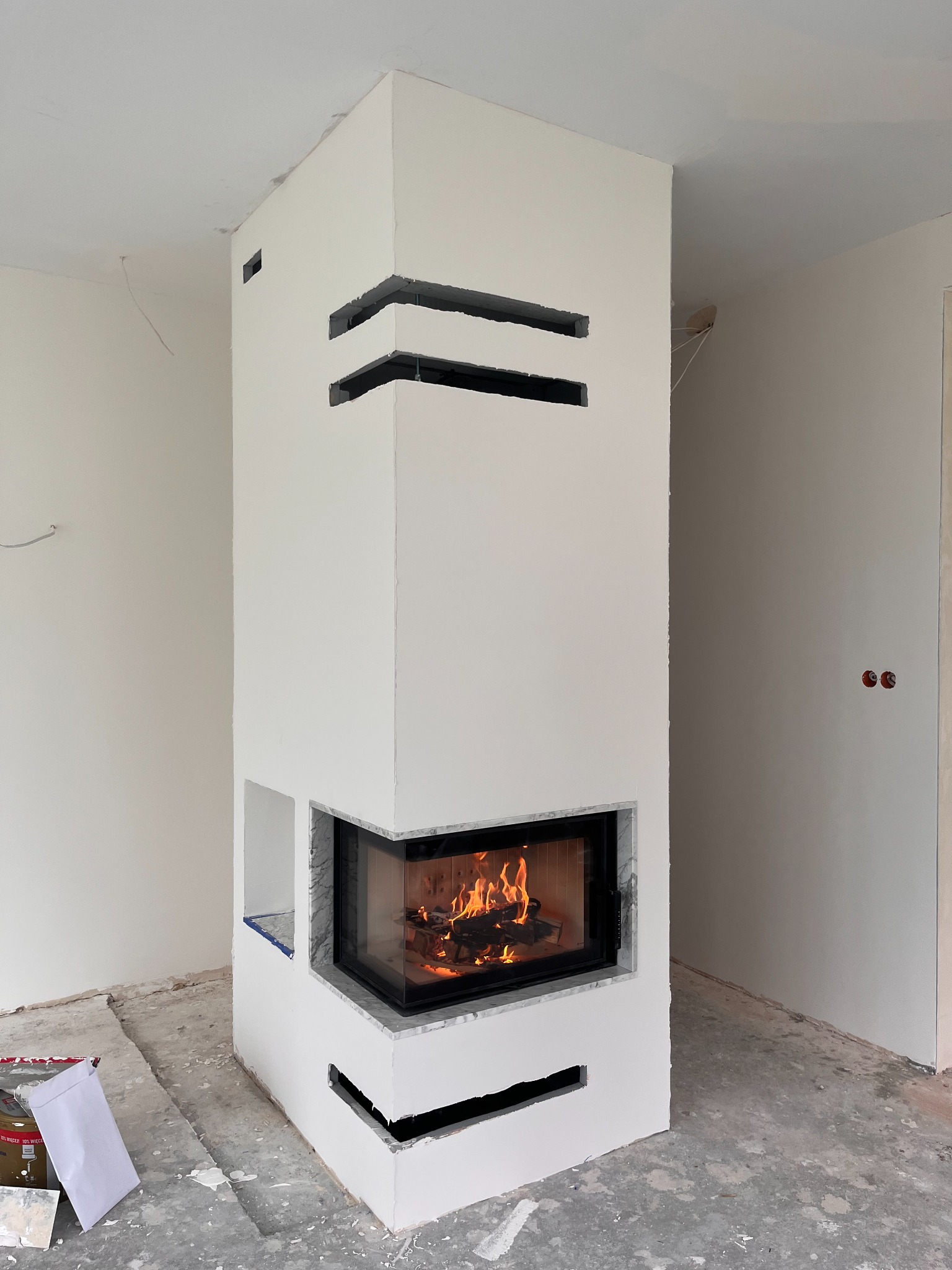 Kominek narożny otwierany do boku KRATKI MBM 10 LEWY podłączony i obudowany przez Nas w miejscowości Zakliczyn.