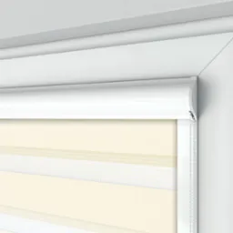 Beżowa roleta z poziomymi pasami w jasnym wnętrzu, zamontowana w oknie w Gdańsku.