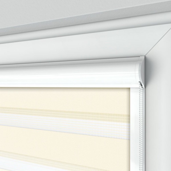 Beżowa roleta z poziomymi pasami w jasnym wnętrzu, zamontowana w oknie w Gdańsku.