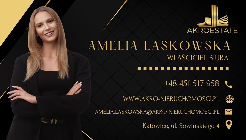 Portret uśmiechniętej blondynki, Amelii Laskowskiej, właścicielki biura Akroestate, na eleganckim, czarno-złotym tle z danymi kontaktowymi firmy.