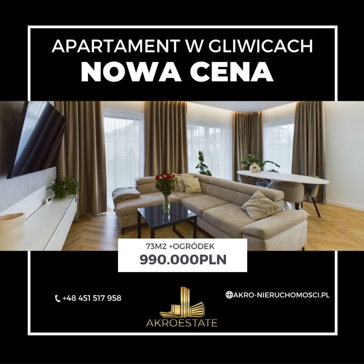 Jasne wnętrze apartamentu w Gliwicach z beżową sofą narożną, szklanym stolikiem kawowym z czerwonymi różami, białym stołem jadalnym i brązowymi zasłonami, promowane jako 'Nowa cena' przez Akroestate.