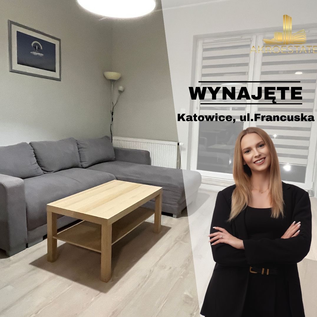 Jasne wnętrze salonu z szarą sofą i drewnianym stolikiem kawowym, z napisem 'Wynajęte Katowice, ul. Francuska' oraz uśmiechniętą kobietą w czarnym żakiecie, logo biura nieruchomości w rogu okna.
