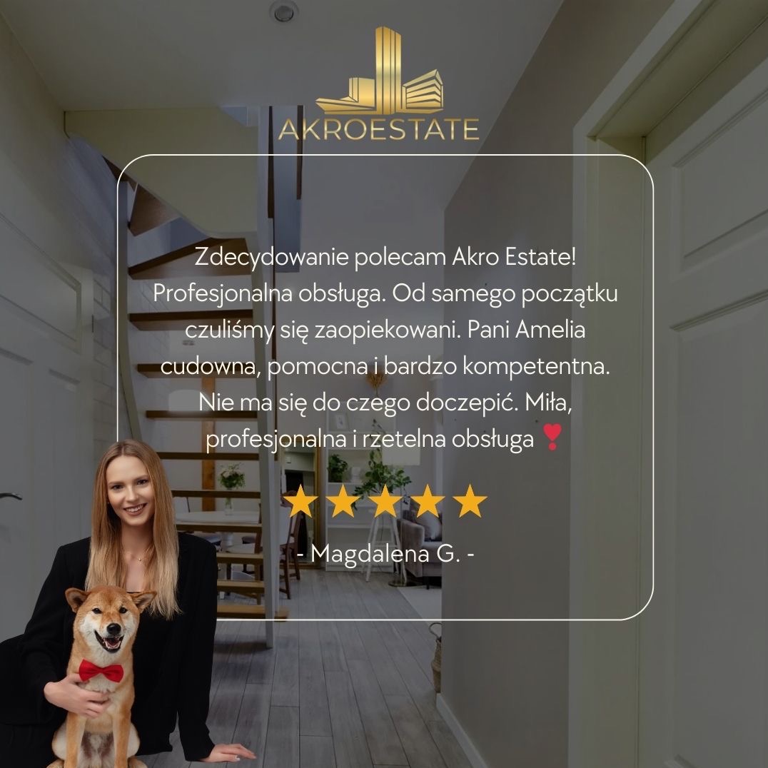 Kobieta trzymająca psa z czerwoną muszką na tle wnętrza domu z widoczną klatką schodową i pozytywną opinią o firmie Akro Estate z pięcioma gwiazdkami.