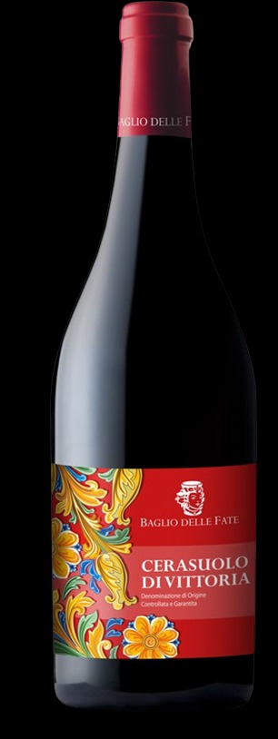 Butelka czerwonego wina Cerasuolo di Vittoria z etykietą w odcieniach czerwieni, złota i błękitu na czarnym tle.