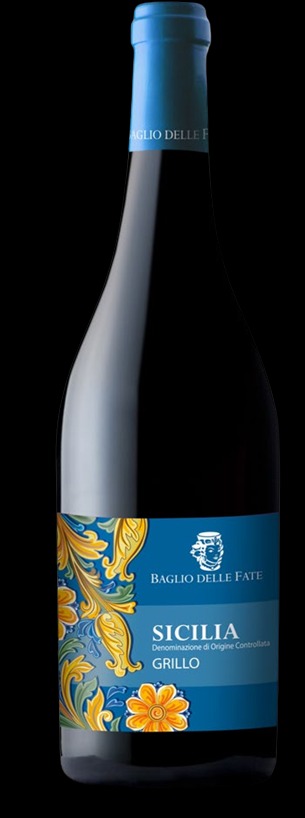Butelka czerwonego wina z etykietą w odcieniach błękitu i złota, prezentująca nazwę 'BAGLIO DELLE FATE SICILIA GRILLO' z dekoracyjnym motywem kwiatowym.
