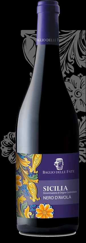 Elegancka butelka czerwonego wina Sicilia Nero d'Avola na ciemnym tle z delikatnym kwiatowym wzorem.