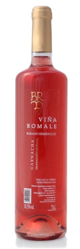 Butelka różowego, półsłodkiego wina Viña Romale Garnacha z złotą folią na szyjce, na białym tle.
