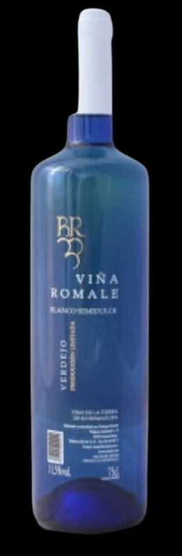Smukła, błękitna butelka wina Verdejo Vina Romale z białą zakrętką na czarnym tle.