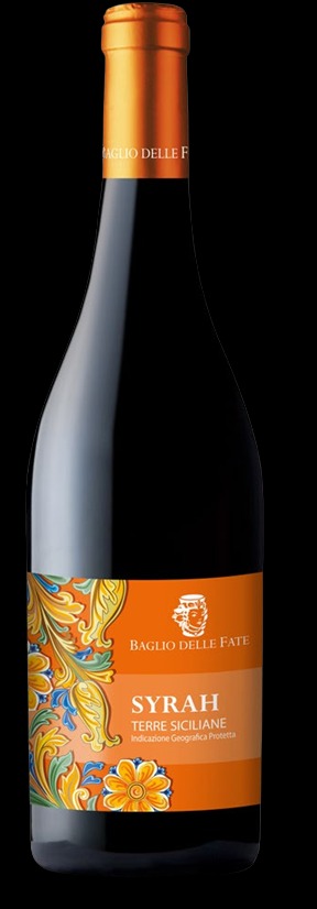 Butelka czerwonego wina Syrah Terre Siciliane Baglio Delle Fate z etykietą w odcieniach pomarańczy i motywami kwiatowymi na czarnym tle.