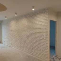 Ściana wyłożona białą cegłą dekoracyjną w nowym mieszkaniu, widoczne gniazdka elektryczne, surowa podłoga i okno balkonowe z widokiem na sąsiedni budynek.