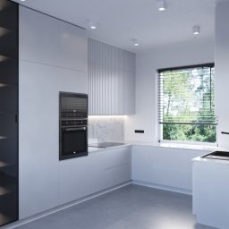 ZEBRA studio - Minimalistyczna, nowoczesna kuchnia w bieli z zabudową kuchenną, piekarnikiem i mikrofalówką w zabudowie, marmurowym blatem i szarym betonowym podłożem w dobrze oświetlonym wnętrzu.