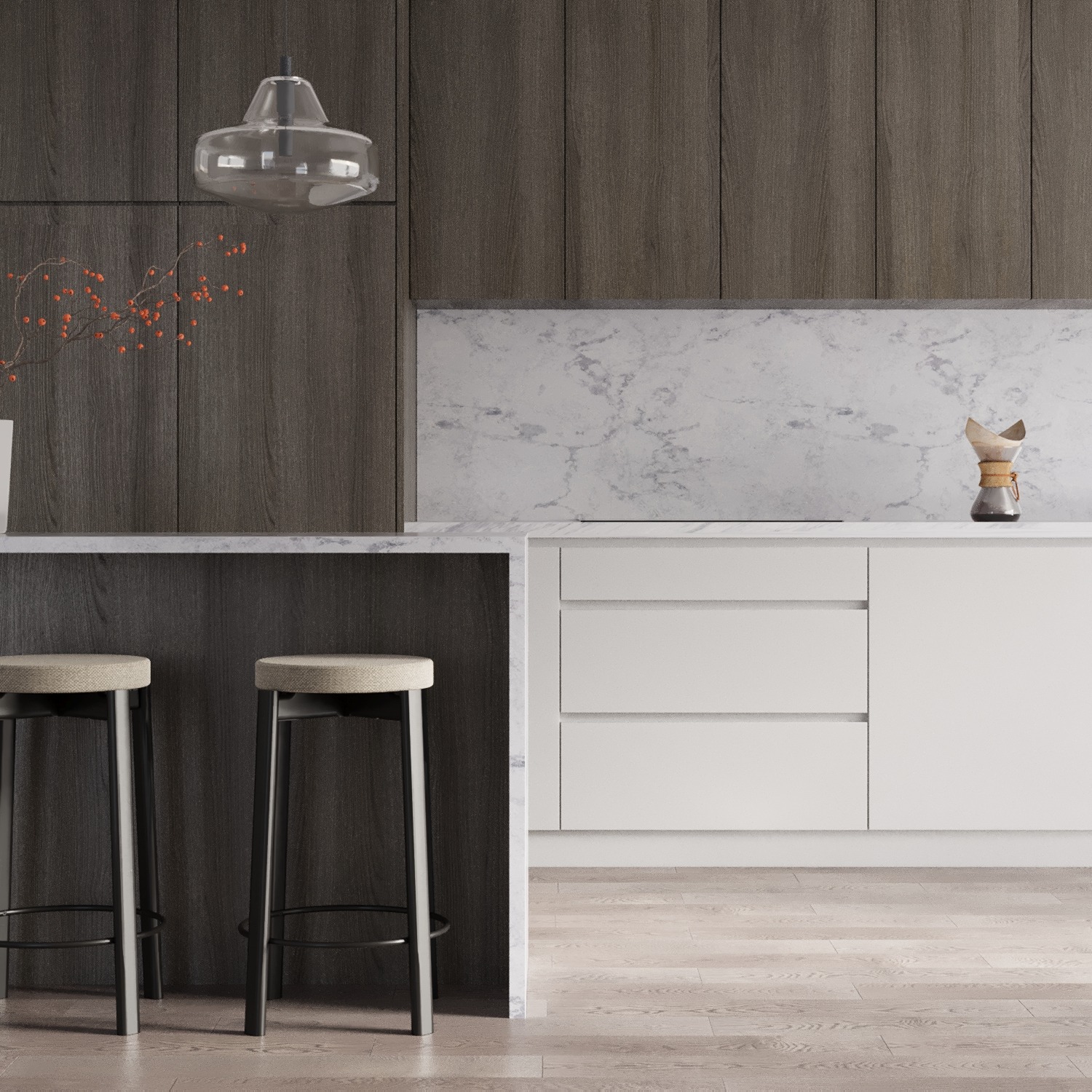 Nowoczesna kuchnia z ciemnobrązowymi szafkami górnymi, białymi szafkami dolnymi, marmurowym blatem i dwoma wysokimi stołkami barowymi z jasnymi siedziskami. Na blacie widoczny zaparzacz do kawy...