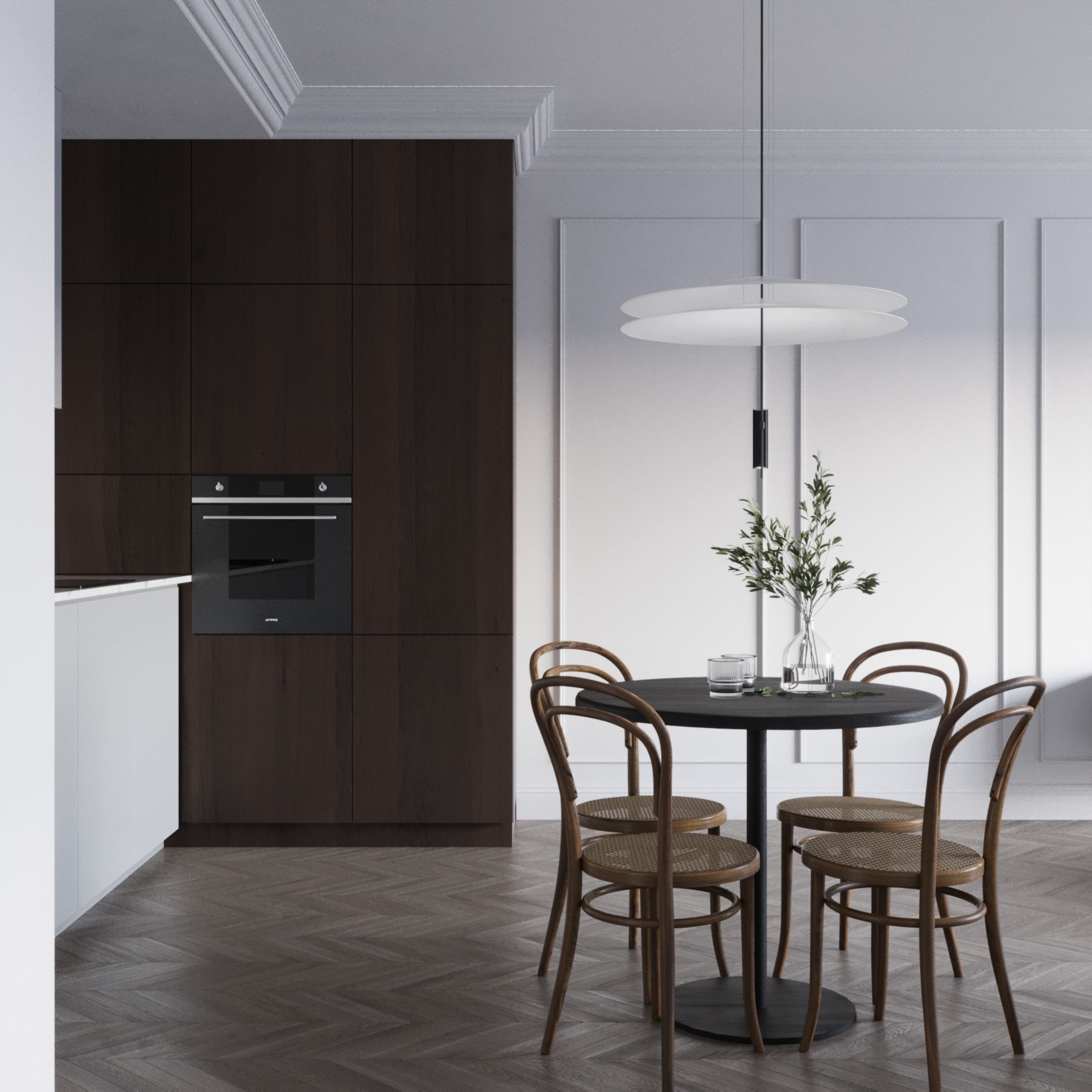 Minimalistyczna kuchnia z ciemnymi szafkami, parkietem w jodełkę i okrągłym stołem z krzesłami Thonet, oświetlona nowoczesną lampą wiszącą.