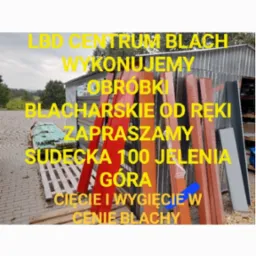 Kolorowe arkusze blachy z napisem 'LBD CENTRUM BLACH' na tle magazynu i zieleni, widoczne obróbki blacharskie i zaproszenie do zakupu.