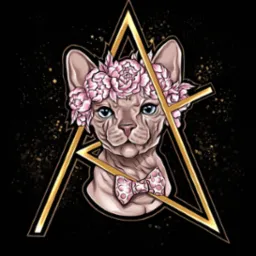 Grafika przedstawia portret kota rasy sfinks z niebieskimi oczami, ozdobionego wiankiem z r&oacute;żowych piwonii i r&oacute;żową muszką w białe kropki, umieszczonego w złotym tr&oacute;jkącie na czarnym tle z efektem...