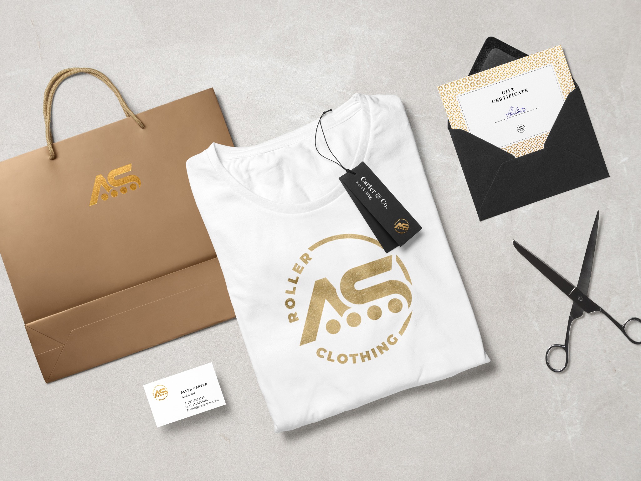 Zestaw materiałów promocyjnych firmy odzieżowej ze Szczecina: torba papierowa, wizytówka, koszulka z nadrukiem logo oraz karta podarunkowa w czarnej kopercie, uzupełnione nożyczkami na jasnym tle.