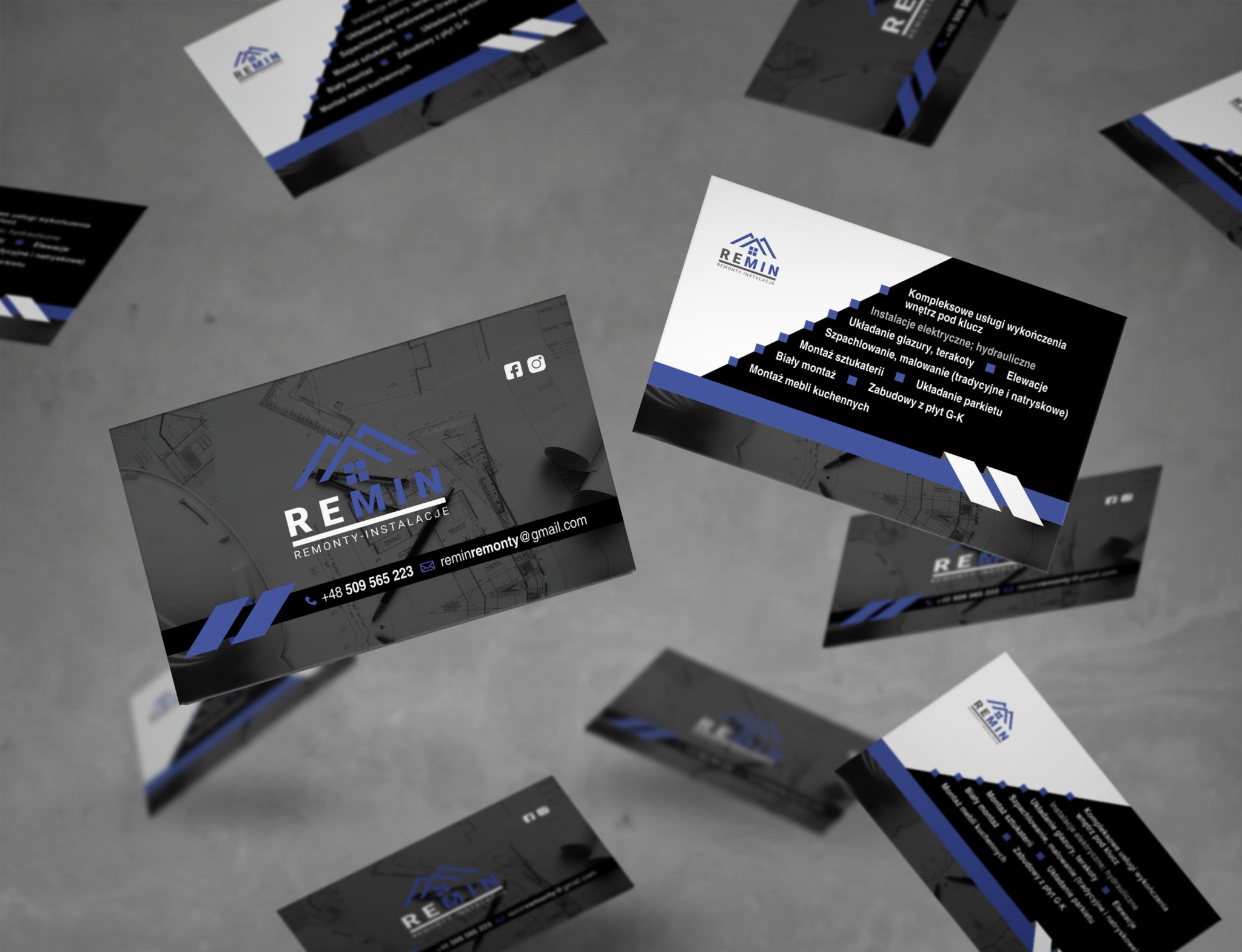 Latające wizytówki firmy remontowo-budowlanej z niebieskim logo domu i spisem usług: wykończenia wnętrz, instalacje, glazura, malowanie, montaż, zabudowy G-K. Jedna z wizytówek ma na odwrocie plan...