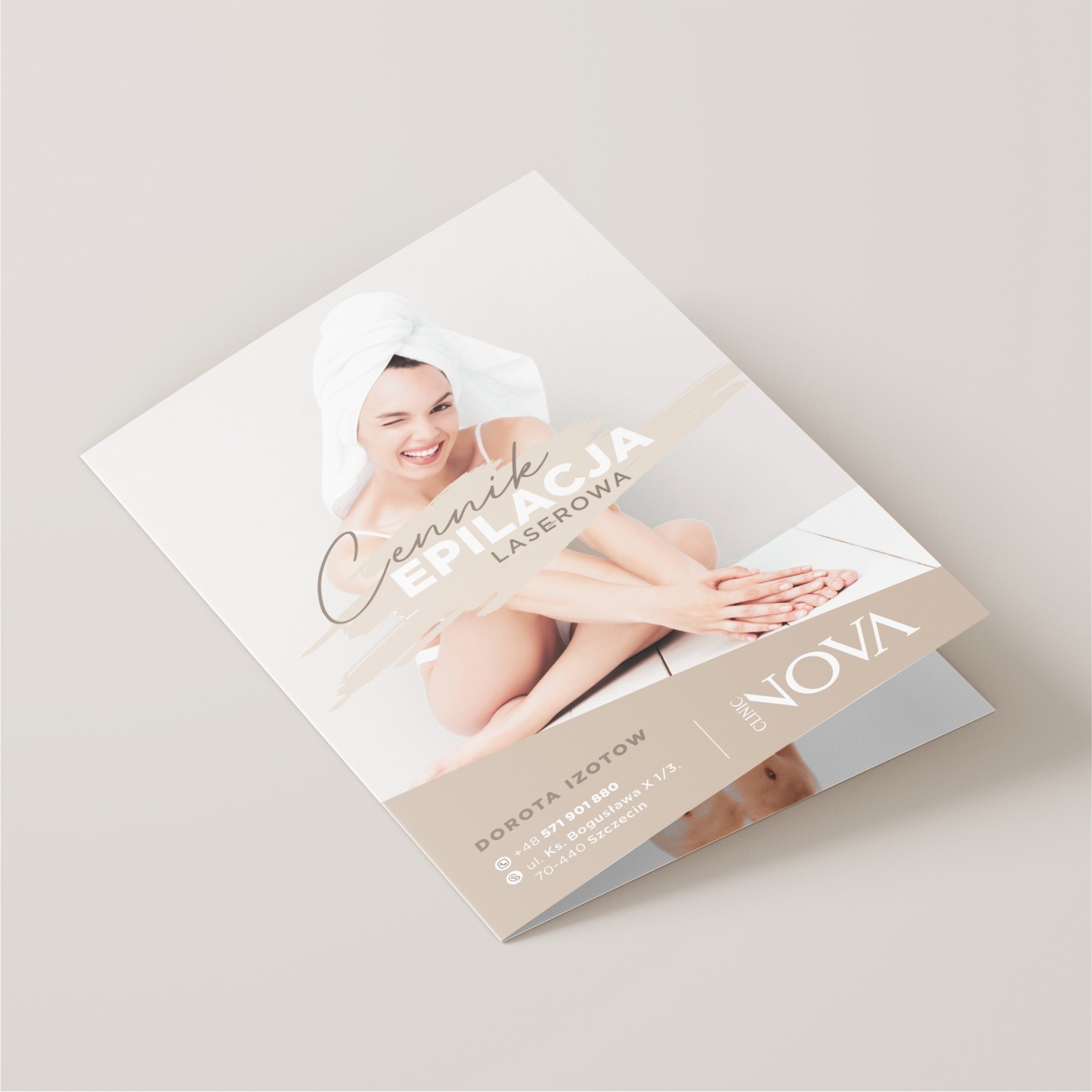 Rozłożona broszura reklamowa kliniki Nova Clinic z cennikiem epilacji laserowej, prezentująca uśmiechniętą kobietę z ręcznikiem na głowie i logo firmy, na jasnym, neutralnym tle.