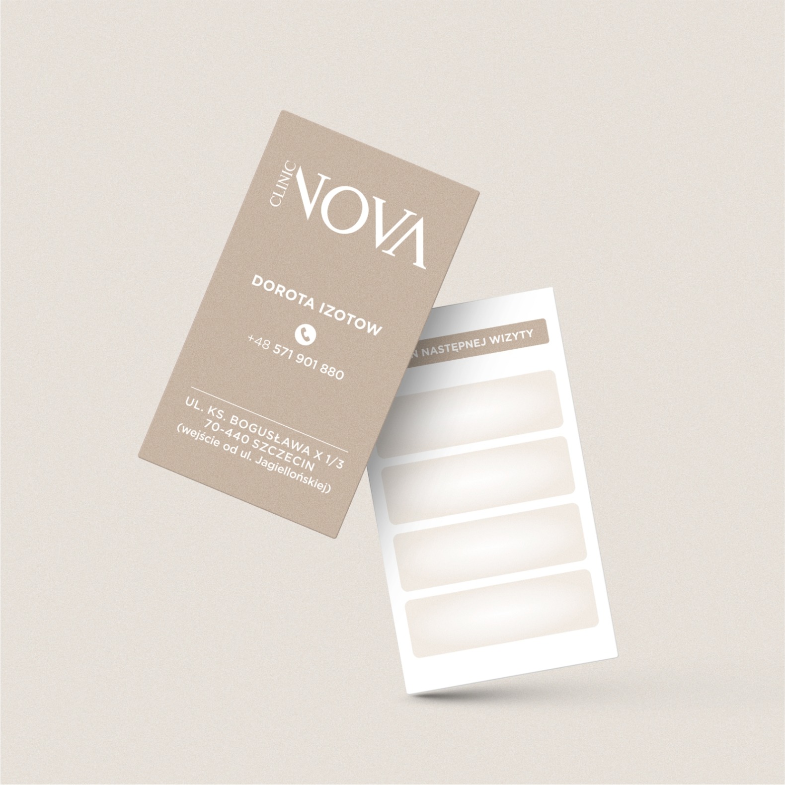 Dwie wizytówki kliniki Nova: beżowa z logo i danymi kontaktowymi Doroty Izotow oraz biała karta z miejscem na pieczątki kolejnych wizyt.