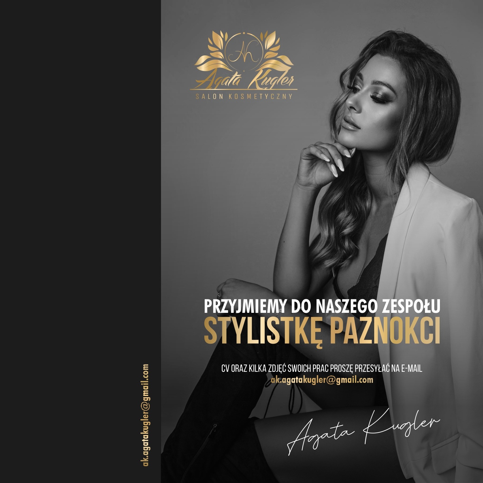 Czarno-biała fotografia reklamowa salonu kosmetycznego, prezentująca kobietę z profesjonalnym makijażem i manicure, z tekstem 'Przyjmiemy do naszego zespołu stylistkę paznokci' oraz danymi...