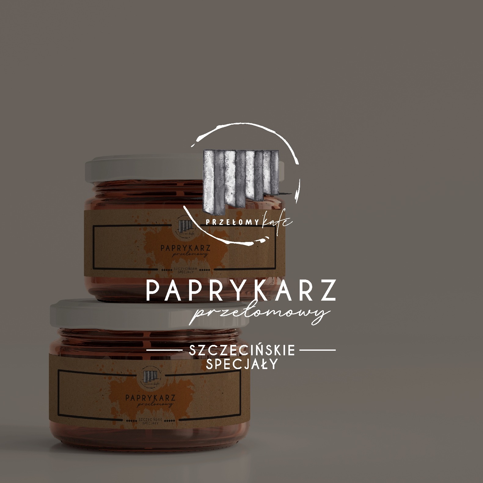 Dwa słoiki z paprykarzem, jeden na drugim, z etykietami w odcieniach brązu i logo 'Przełomy kafe', na neutralnym tle.