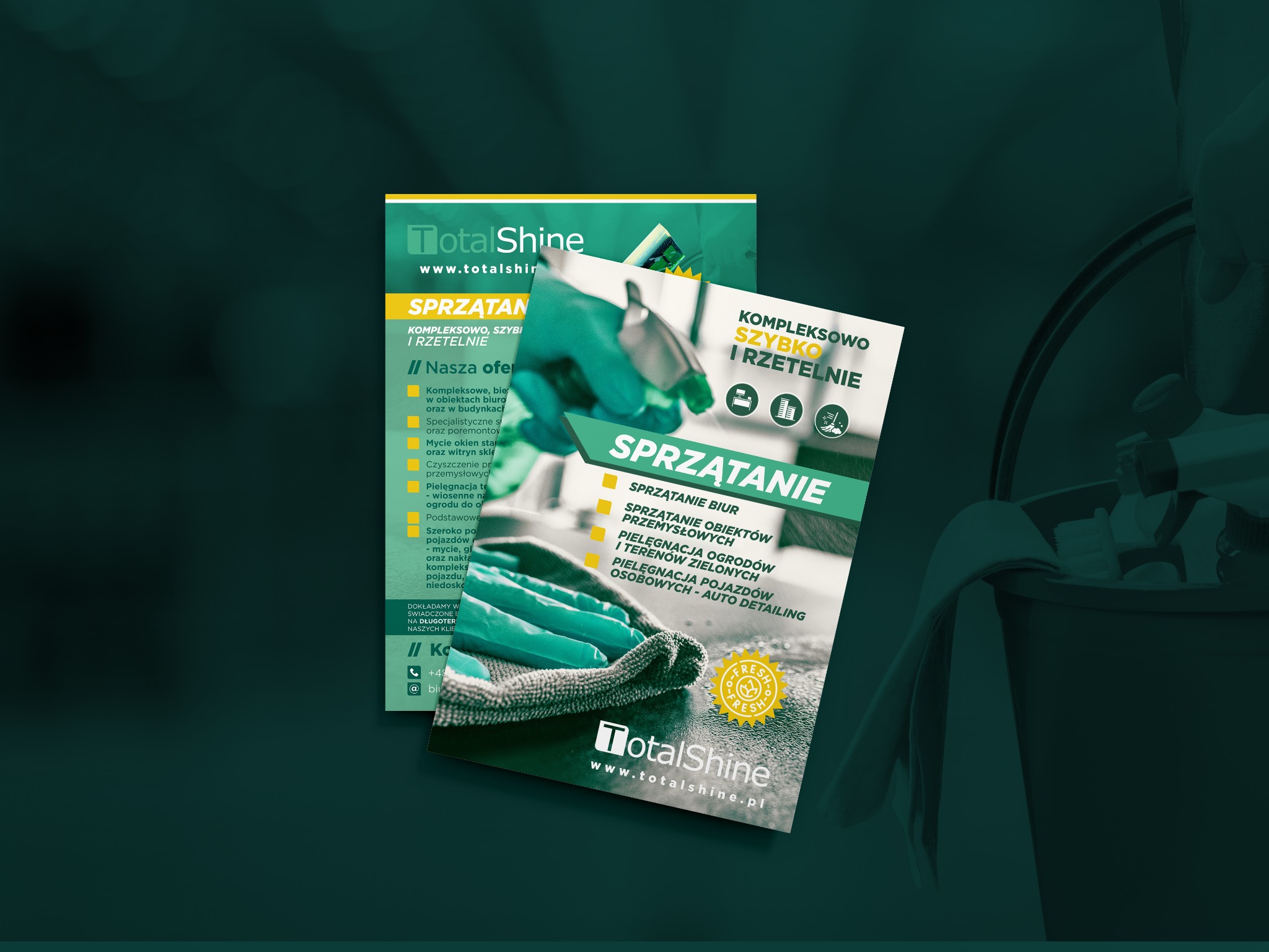 Ujęcie dwóch ulotek firmy sprzątającej TotalShine, z bliska widoczne gumowe rękawice i ściereczka, w tle wiadro z akcesoriami do sprzątania.