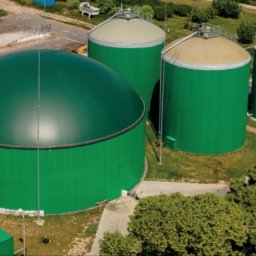 Oferowana przez nas technologia biogazowni pozwala na najwyższą wydajność produkcji biogazu. Dzięki użyciu akceleratora biotechnologicznego możemy stosować bardzo szeroką gamę substratów, codziennie zmieniać proporcje stosowanego wsadu. 
