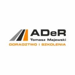 Logo firmy ADer Tomasz Majewski, oferującej doradztwo i szkolenia, z trzema ukośnymi paskami w kolorach szarym i pomarańczowym.