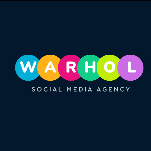 Kolorowe logo 'WARHOL' dla agencji social media, litery umieszczone w okręgach w odcieniach niebieskiego, żółtego, różowego, zielonego i fioletowego na granatowym tle.