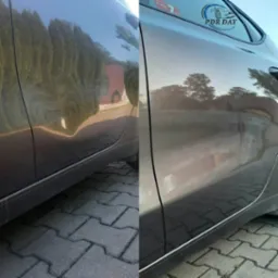 Porównanie karoserii samochodu przed i po usunięciu wgniecenia metodą PDR, widoczne odbicie otoczenia w gładkiej powierzchni lakieru.
