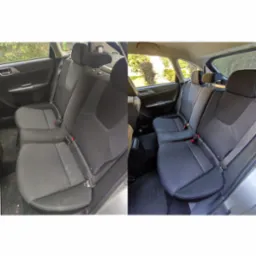 Porównanie tylnej kanapy samochodu przed i po czyszczeniu tapicerki. Po lewej stronie widoczna zabrudzona tapicerka, po prawej - czysta i odświeżona.