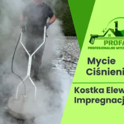 Mężczyzna w czarnym ubraniu czyści kostkę brukową za pomocą myjki ciśnieniowej z okrągłą dyszą, w tle żywopłot i logo firmy z tekstem 'PROFADA Profesjonalne mycie ciśnieniowe'.