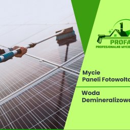 Profada Filip Adamiec - Osoba w koszuli w kratę czyści panele fotowoltaiczne za pomocą szczotki na długim wysięgniku, widoczne odbicia na powierzchni paneli.